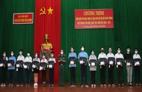 Cán bộ biên phòng An Giang trích tiền lương để “Nâng bước em đến trường“