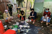 Công an Cần Thơ phá tụ điểm lắc tài xỉu trong khu nhà hoang