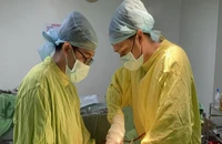 Sỏi khủng bám vào ống thông niệu quản bị bỏ quên 5 năm trong bàng quang
