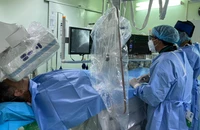 Bỏ thủ tục hành chính, bệnh viện cứu kịp thời 1 người Mỹ nhồi máu cơ tim nguy kịch