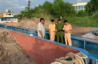Cần Thơ phát hiện 2 sà lan vận chuyển cát không rõ nguồn gốc