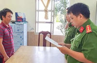 Khởi tố người đàn ông làm giả giấy chứng nhận quyền sử dụng đất lừa tiền