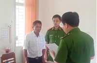 Công an đọc lệnh bắt tạm giam Nguyễn Phú Cường. Ảnh: CACC