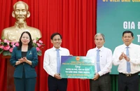 Phó Chủ tịch nước Võ Thị Ánh Xuân tặng quà các gia đình người có công với cách mạng