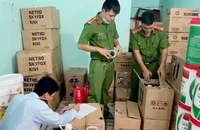 Bị tạm giữ vì bán số lượng lớn dầu nhớt giả nhiều thương hiệu nổi tiếng
