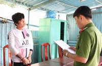 Nửa đêm trộm xe máy rồi mang đi đốt