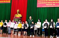 Bộ đội biên phòng An Giang 'nâng bước em tới trường' 