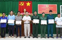 Khen thưởng 6 công dân cứu 40 người tháo chạy khỏi casino ở Campuchia