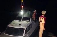 CSGT Đồng Tháp giúp dân vớt 13 lồng bè cá bị cuốn trôi lúc nửa đêm