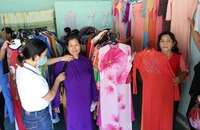 Cửa hàng “Áo dài 0 đồng” ở Đồng Tháp rộn ràng trước thềm 20-10
