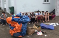 Công an vây bắt 10 người tụ tập đánh bạc lúc nửa đêm