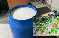 Bắt quả tang 2 người làm giả thuốc bảo vệ thực vật ngay tại chợ