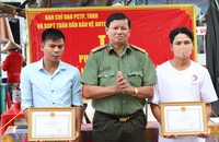 2 người lần theo tín hiệu điện thoại bắt kẻ trộm giao cho công an