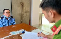 Tạm giữ bảo vệ trộm tiền của khách để mua vàng