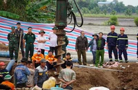 Dự kiến đêm nay sẽ hoàn tất giải cứu bé rơi vào ống trụ bê tông sâu 35 m