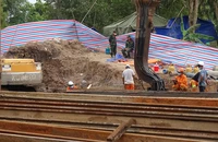 Thành lập tổ điều hành cứu nạn, cứu hộ đưa bé trai bị kẹt trong trụ bê tông lên