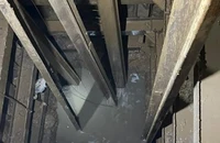 Dự kiến ngày 19-1 sẽ đưa thi thể bé trai bị rơi vào trụ bê tông lên