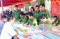 Người dân đi giao nộp vũ khí, vật liệu nổ, công cụ hỗ trợ để nhận quà