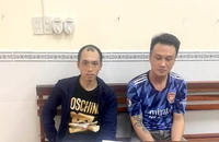 Buộc 2 người đàn ông nhặt lại hết tờ rơi cho vay nặng lãi đã rải ngoài đường