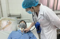  Phẫu thuật lấy đoạn khăn giấy 15cm nằm sâu trong phế quản