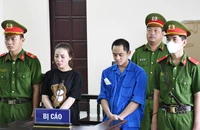 Bực xe cấp cứu bật còi ưu tiên và vượt qua, 2 thanh niên chạy theo ném đá cho bõ ghét