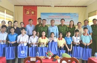 Trường Đại học Cảnh sát nhân dân tặng quà cho trẻ khuyết tật ở Cần Thơ