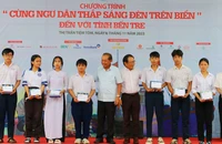 Ngư dân Bến Tre: 'Quà ý nghĩa, ngư dân được cập nhật thêm kiến thức pháp luật về biển'