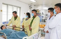 Tặng bằng khen cho Đại uý Công an bị đứt lìa 2 chân khi bắt cát lậu