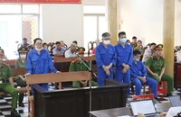 2 cựu cán bộ công an bị VKS đề nghị mức án từ sáu đến chín năm tù với cáo buộc rửa tiền cho bà trùm buôn lậu Mười Tường