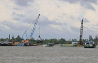 Khai thác cát trên sông Tiền. Ảnh: HD