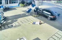 Đạp nhầm chân ga, ô tô tông 3 xe máy, tông bay cả trụ xăng