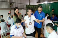 Công an tỉnh An Giang phối hợp khám bệnh, tặng quà cho người khiếm thị
