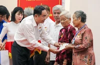 Chủ tịch Quốc hội Trần Thanh Mẫn tặng quà cho người có công với cách mạng ở Hậu Giang