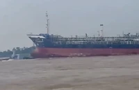Thót tim với cảnh tàu chở hàng va chạm phà chở khách trên sông Vàm Nao