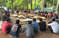 Hàng chục người đá gà ăn tiền trong khu mộ ở Vĩnh Long