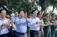 Đoàn công tác báo Pháp Luật TP.HCM và lãnh đạo tỉnh Cà Mau dâng hương các nạn nhân bão số 5 
