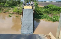 Xe tải làm sập cầu ở An Giang