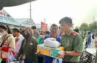 Tết ấm áp từ 'Phiên chợ 0 đồng – San sẻ yêu thương' của Công an tỉnh An Giang