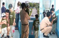 Đồng Tháp: CSGT trông con giúp thí sinh thi sát hạch lái xe