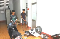 2 thanh niên đang tháo rời xe máy trộm được thì bị công an bắt quả tang
