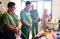 Ban Giám đốc Công an TP Cần Thơ thăm tổ viên an ninh trật tự bị thương khi làm nhiệm vụ