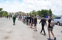 An Giang: Tiếp nhận 72 công dân Việt Nam do Campuchia trao trả, có 2 người bị truy nã