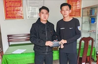Chiến sĩ Cảnh sát cơ động nhặt được ví tiền, trả lại người đánh rơi