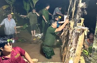 Đồng Tháp: Công an xã Hiệp Đức xuyên đêm hỗ trợ khắc phục vỡ đê do triều cường