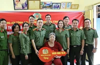 Công an An Giang và Công an Cà Mau bàn giao ‘Ngôi nhà 19/8’