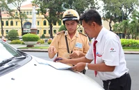 CSGT TP.HCM tung quân ra đường ghi hình phạt vi phạm giao thông
