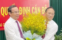 Bí thư Thành uỷ TP.HCM Nguyễn Văn Nên tặng hoa chúc mừng ông Trần Văn Nam. Ảnh: Web Thành uỷ 