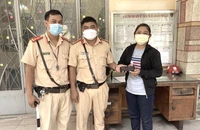 CSGT TP. HCM “nhặt được của rơi trả lại người mất”