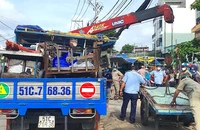 Thực hiện Chỉ thị 10: Dùng cần cẩu dẹp chợ tự phát, lòng lề đường