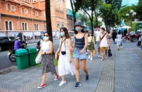 Trong bộ tiêu chí mới, TP.HCM quy định tất cả người dân phải đeo khẩu trang. Ảnh: NGUYỆT NHI